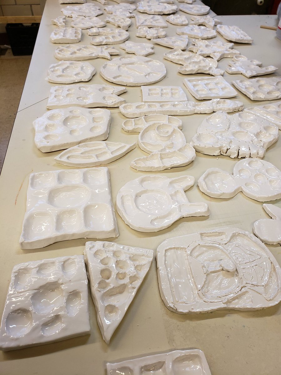artBWHS's tweet photo. 6th grade Ss created their own ceramic palettes! Check out these amazing personalized yet functional art pieces @BWISOH #bwls2020 https://t.co/LaIQclZvfQ