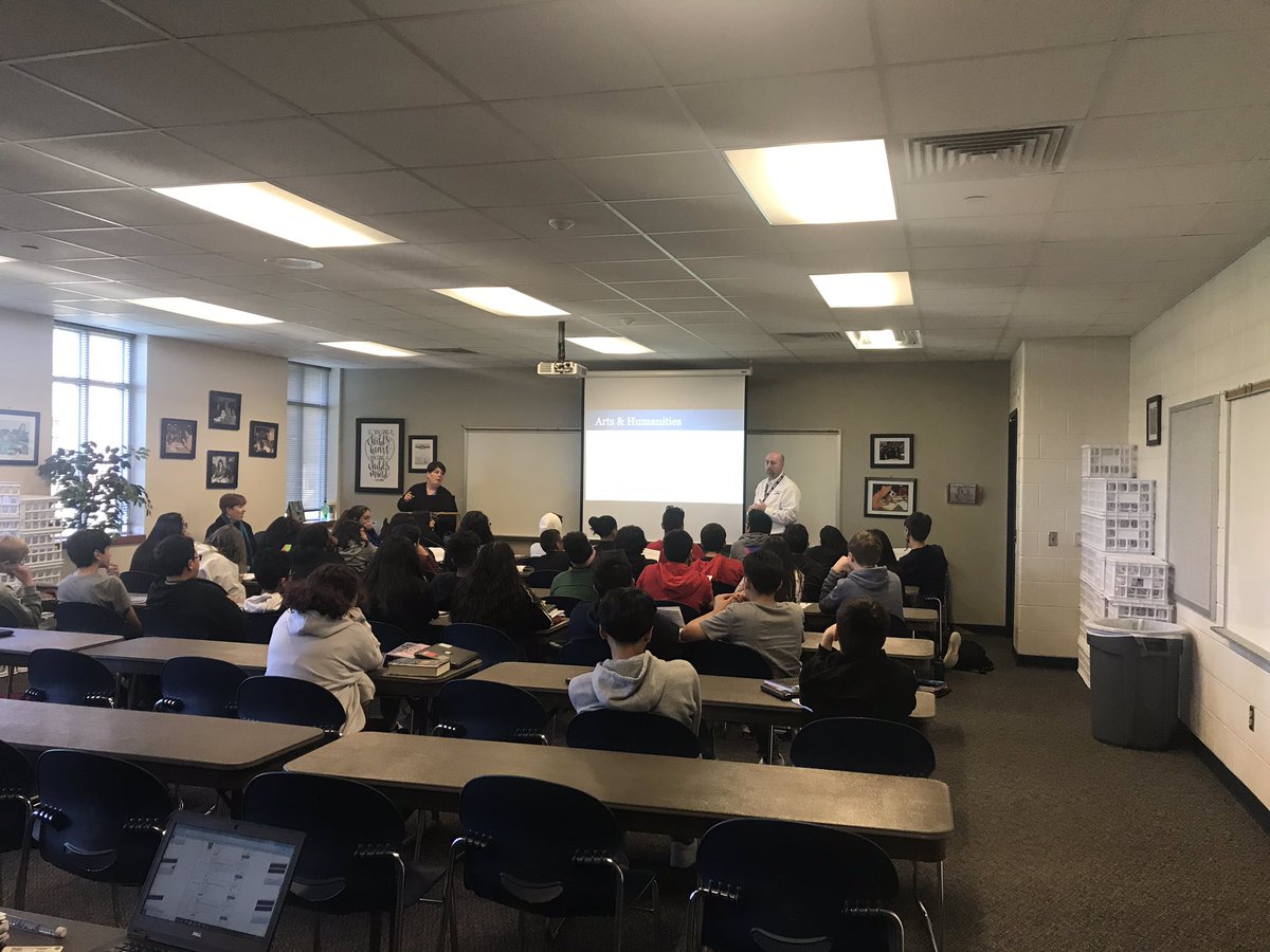 tmfulton1's tweet photo. Thank you @BwoodBucs counselors for meeting with our @CluteCougars 8th graders today to talk about high school course selections #futureready https://t.co/qgUG3SVWnD