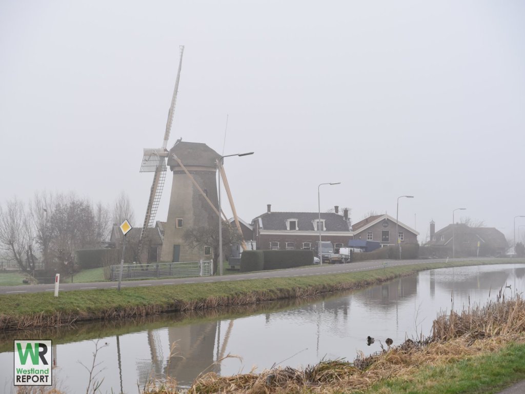Brandweer uitgerukt voor woningbrand naast molen in Maasland..