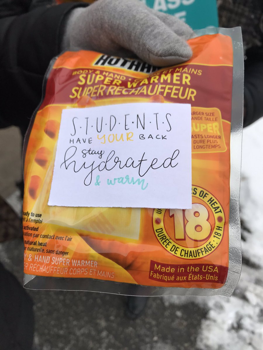 cinamaria79's tweet photo. Today we didn’t walk out on our students, we walked for our students! Madonna students joining teachers on the picket line and handing out care packages! @OECTAProv @tsuOECTA #cutshurtkids #onpoli #onpoli https://t.co/5uJkUSZXiX