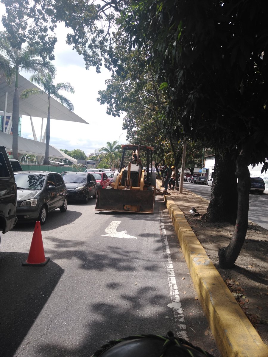 chacho1286's tweet photo. #21Ene #Caracas #ATENCION  realizan labores de mantenimiento vial en la Av Rómulo Gállego altura c.c. milenium sentido este canal rápido genera retraso. 2:50pm @FMCENTER @traffiCARACAS @tumototrafico https://t.co/tGgOdUQLmP