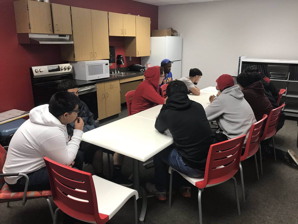BVCoog13's tweet image. Today at @FurrHS we discussed how little things add up to make changes. Great discussions with great students #mentoring #ATMP #ATMProject #AscendingToMen #HISDEmpowers