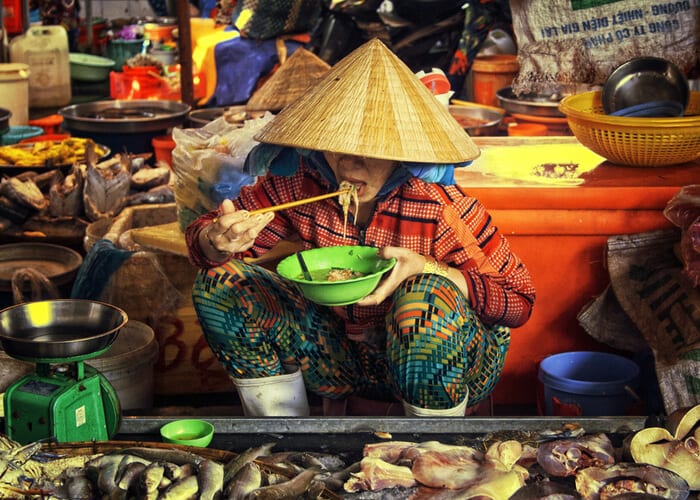 PangeaES's tweet photo. ¿Has oído hablar de la gastronomía de #Vietnam? Pho recién hecho, arroz cocido, carne humeante, deliciosos noodles... ¡Hoy en nuestro blog viajamos a este rincón del Sudeste Asiático a través de sus deliciosos platos! 😋🍜

👉 https://t.co/BqIy5QNPsA

#BlogPANGEA #BlogDécimoArte https://t.co/7Cj35NzjMh
