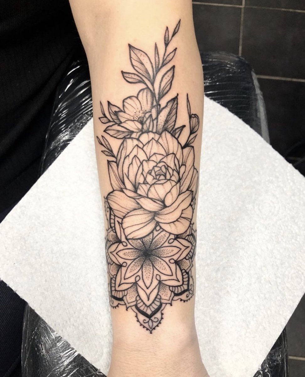 X 上的 Monumental Ink：「Flower and mandala forearm tattoo by Louise  https://t.co/Q4glYicQNw #Tattoo #TattooArtist #Tattoos #TattooLife #Flower # Floral #Mandala #MandalaTattoo #Love #Want #WednesdayMotivation  #WednesdayThoughts #UK #Essex #Colchester ...