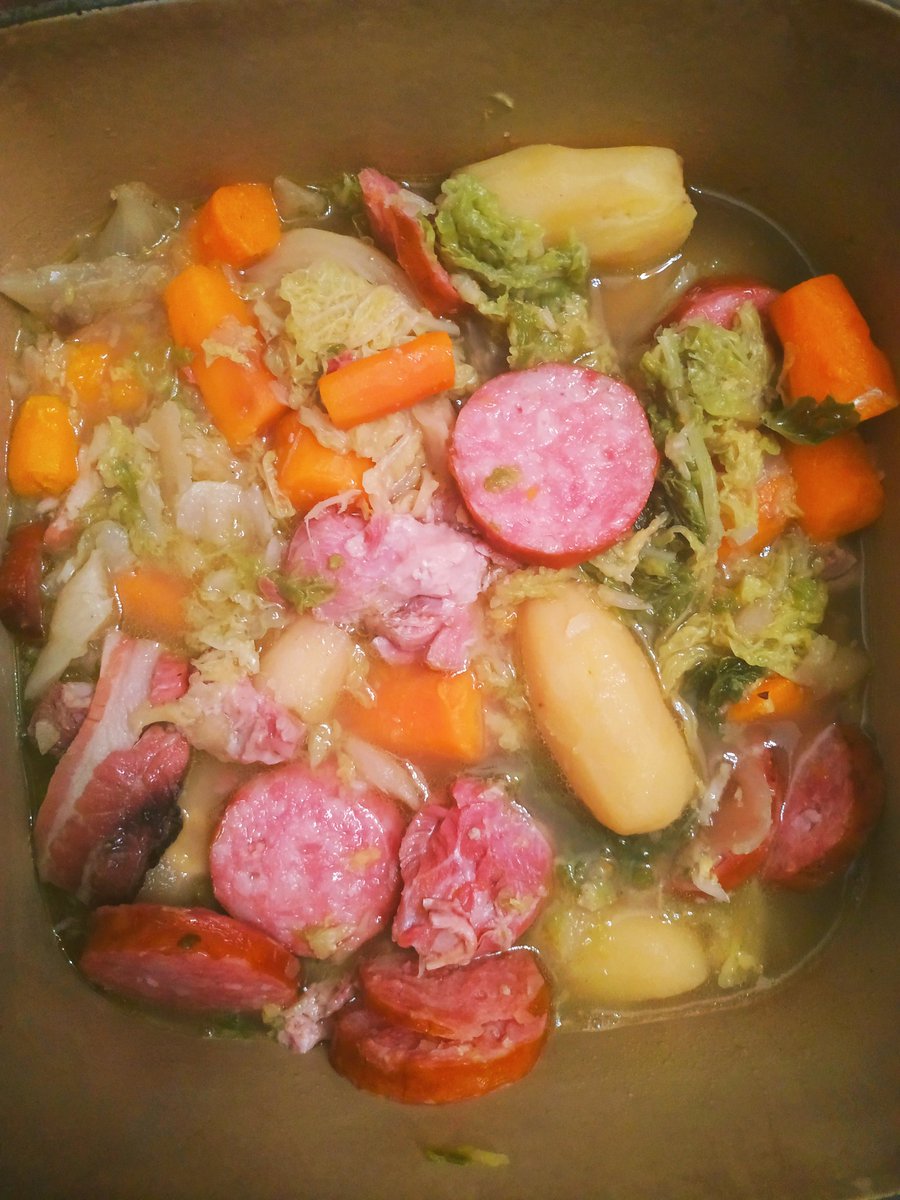 Fred_Dorville's tweet photo. #BattleKitchen potée au chou, jambonneau et saucisses de Morteau #revigorant #hiver #toussa @tuillet @_Falbala @GaelleLeCam @mittetbreme @cathfardeau @antonbundle et tous les gourmands/gourmets 😋 https://t.co/rQD7YIVc7h