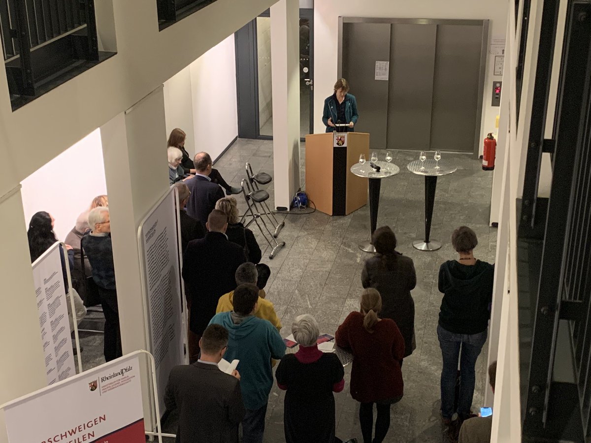 Vielfalt_RLP's tweet photo. Die Landesbeauftragte für Gleichgeschlechtliche Lebensweisen Christiane Rohleder eröffnet die Ausstellung "Verschweigen Verurteilen - Verfolgung von Homosexualität in Rheinland-Pfalz von 1946 - 1973" im Abgeordnetenhaus in Mainz. #175a https://t.co/lcCZHx1dAm https://t.co/eoYYN14Y3f