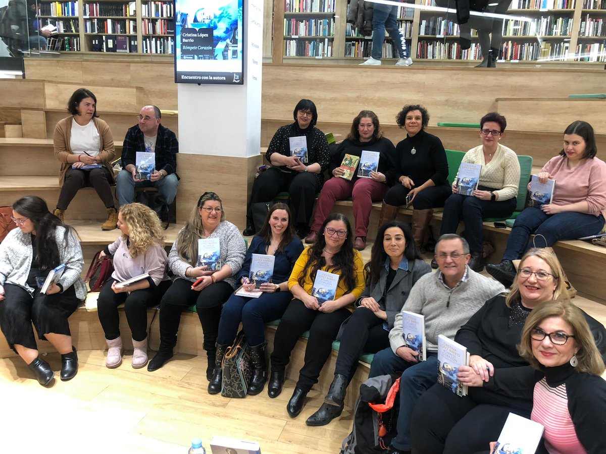 edit_planeta's tweet photo. «Esta es una novela que requiere que el lector se implique y entre en el juego», asegura @crislopezbarrio durante el encuentro con blogs literarios para hablar de su nueva novela, «Rómpete, corazón».
¡Gracias a @casadellibro #madrid por la calurosa acogida!

👇🏻Ver más https://t.co/STnXOfz8W5