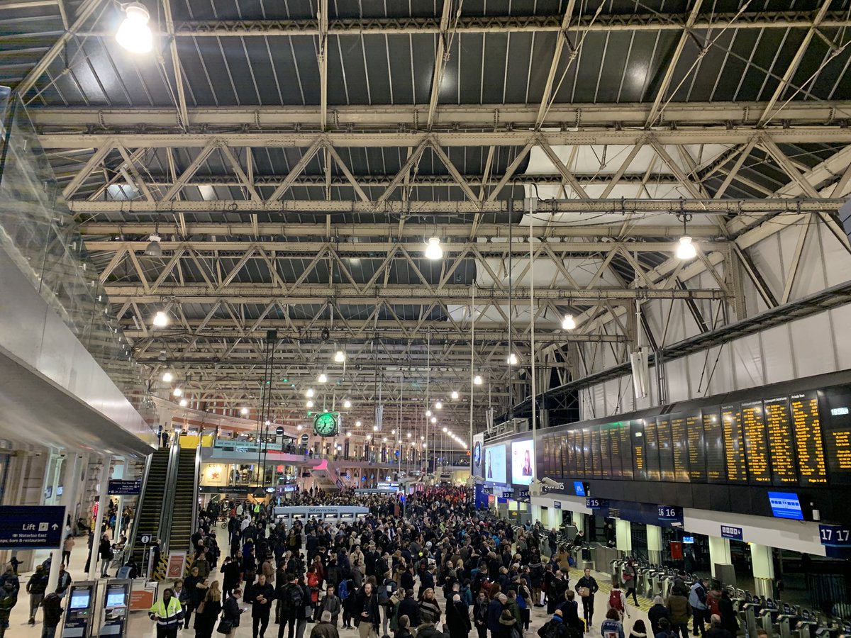 #commuter joy! #waterloo station 7pm still soo busy 🚞🚞 ... good evening everyone