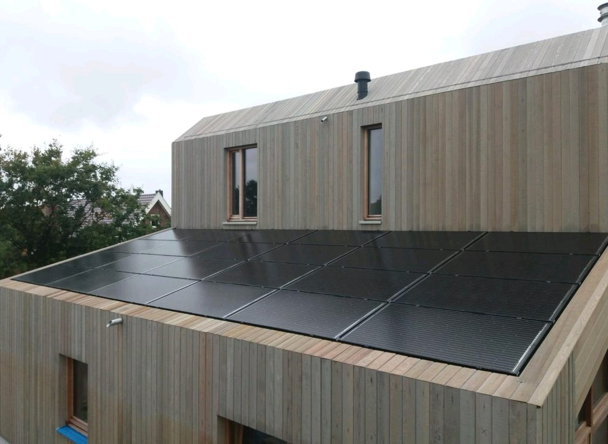 Prachtig project van Louter installatietechniek in samenwerking met Indutecc! #Solarwatt glas glas #zonnepanelen. Prachtige combinatie van de beste kwaliteit zonnepanelen en esthetiek!