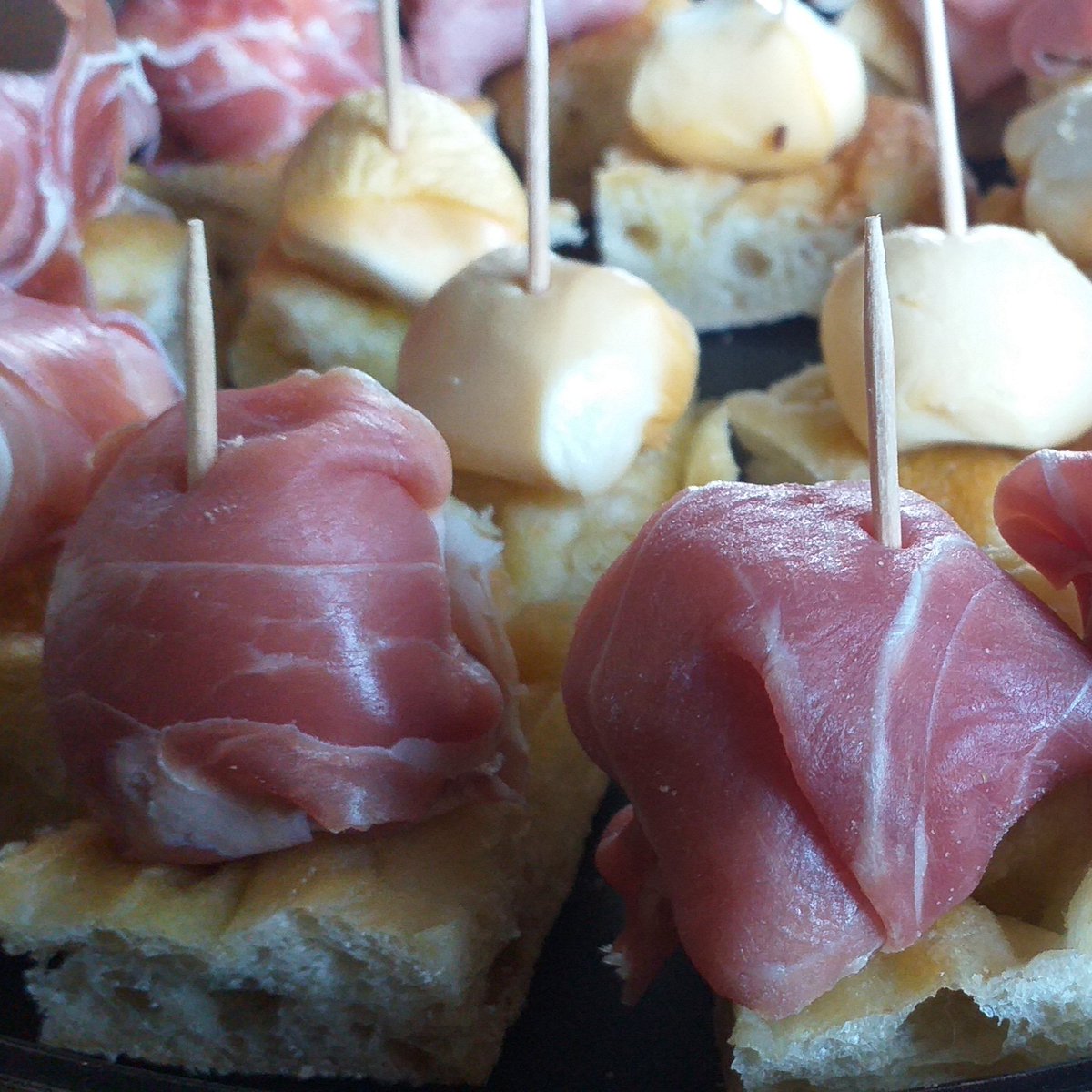 Aperitivino veloce...?! 🥂
Bocconcini di scamorza affumicata e prosciutto crudo!
.
.
.
#sweetandsaltycorner #foodblogger #incucinacongiulia <a href="/maremmanews/">MaremmaNews</a> #ricette #21gennaio