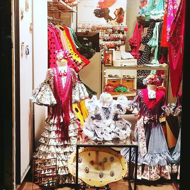 #TrajesdeFlamenca #ModaFlamenca #Sevilla Coralinas mirad que preciosidad de #trajesdeflamencadeniña tenemos esta semana en el #escaparate.Venid a ver la nueva temporada que tenemos muchas preciosidades!! Os esperamos en la Calle San Eloy, 60. ift.tt/2G9jcGX