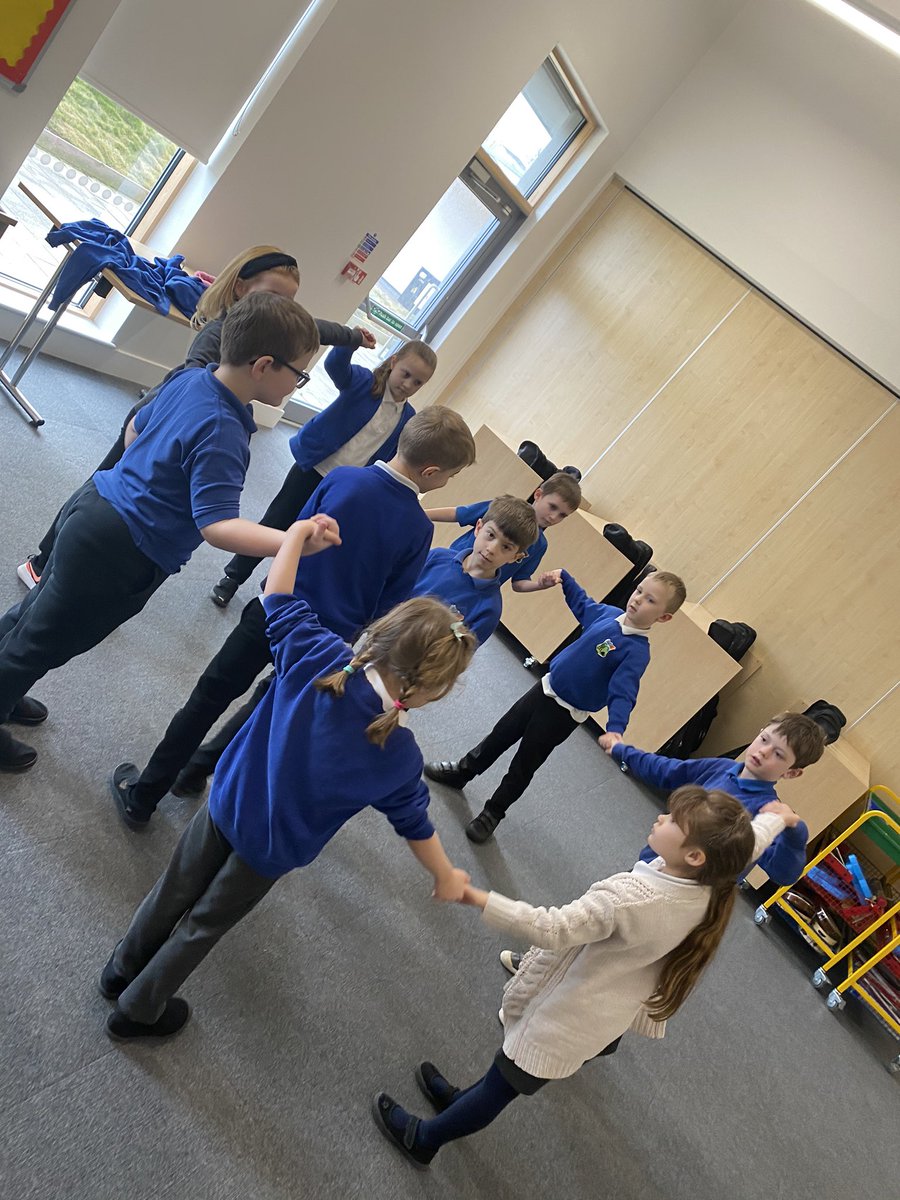 BilstonPrimary's tweet image. P2/3 had another fantastic workshop with the @ScienceCeilidh today! We were learning all about solids, liquids and gases and ways that we can store heat. We even started our very own ceilidh dance to show the different processes we saw when using a hand warmer!👨🏼‍🔬👩🏻‍🔬#miniscientists
