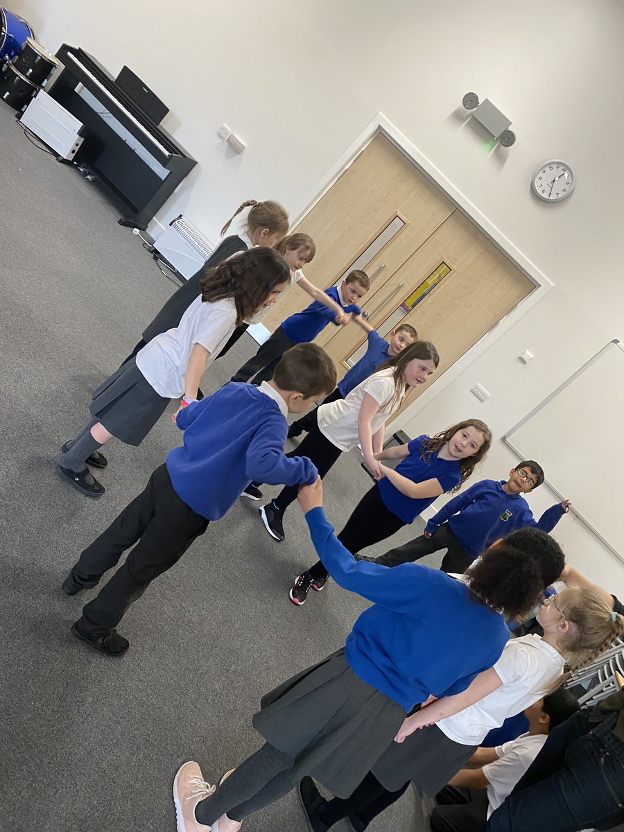 BilstonPrimary's tweet image. P2/3 had another fantastic workshop with the @ScienceCeilidh today! We were learning all about solids, liquids and gases and ways that we can store heat. We even started our very own ceilidh dance to show the different processes we saw when using a hand warmer!👨🏼‍🔬👩🏻‍🔬#miniscientists
