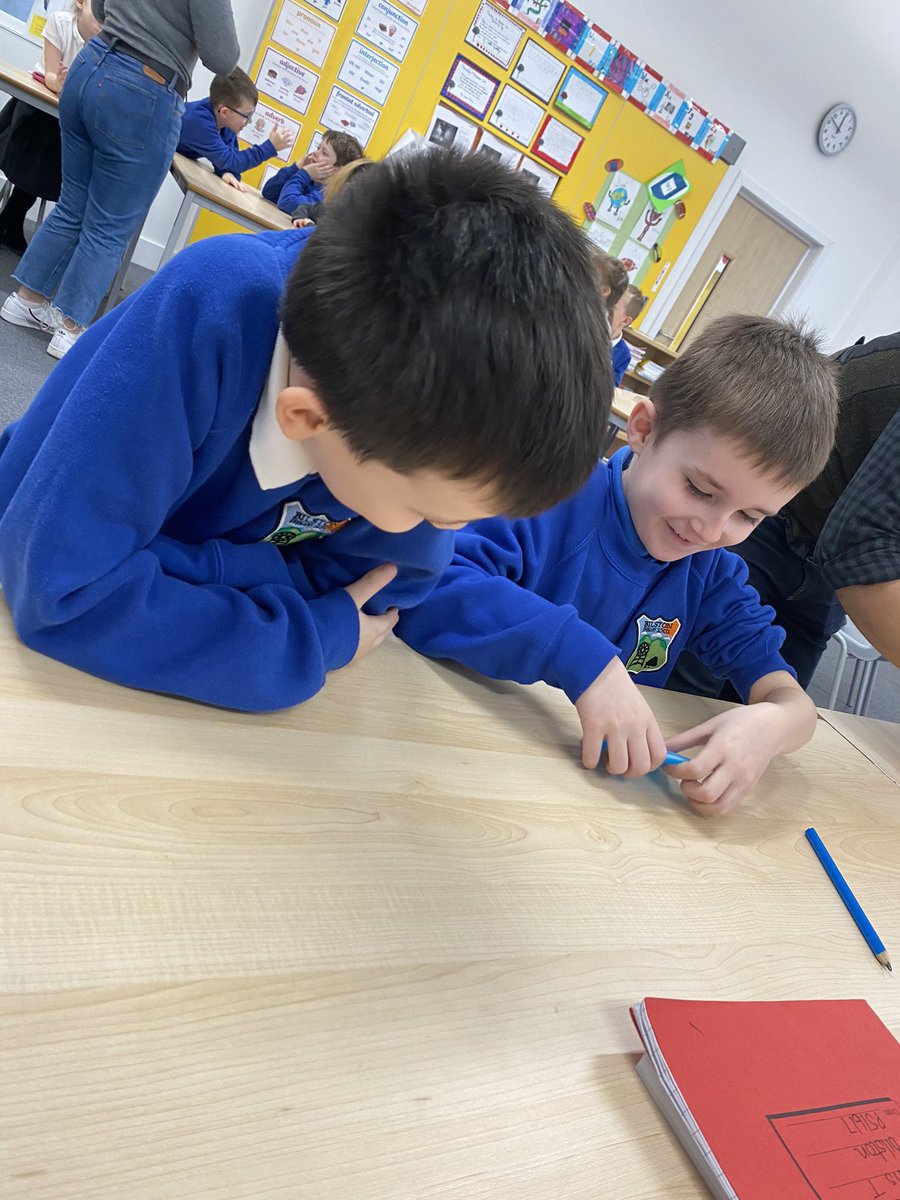 BilstonPrimary's tweet image. P2/3 had another fantastic workshop with the @ScienceCeilidh today! We were learning all about solids, liquids and gases and ways that we can store heat. We even started our very own ceilidh dance to show the different processes we saw when using a hand warmer!👨🏼‍🔬👩🏻‍🔬#miniscientists