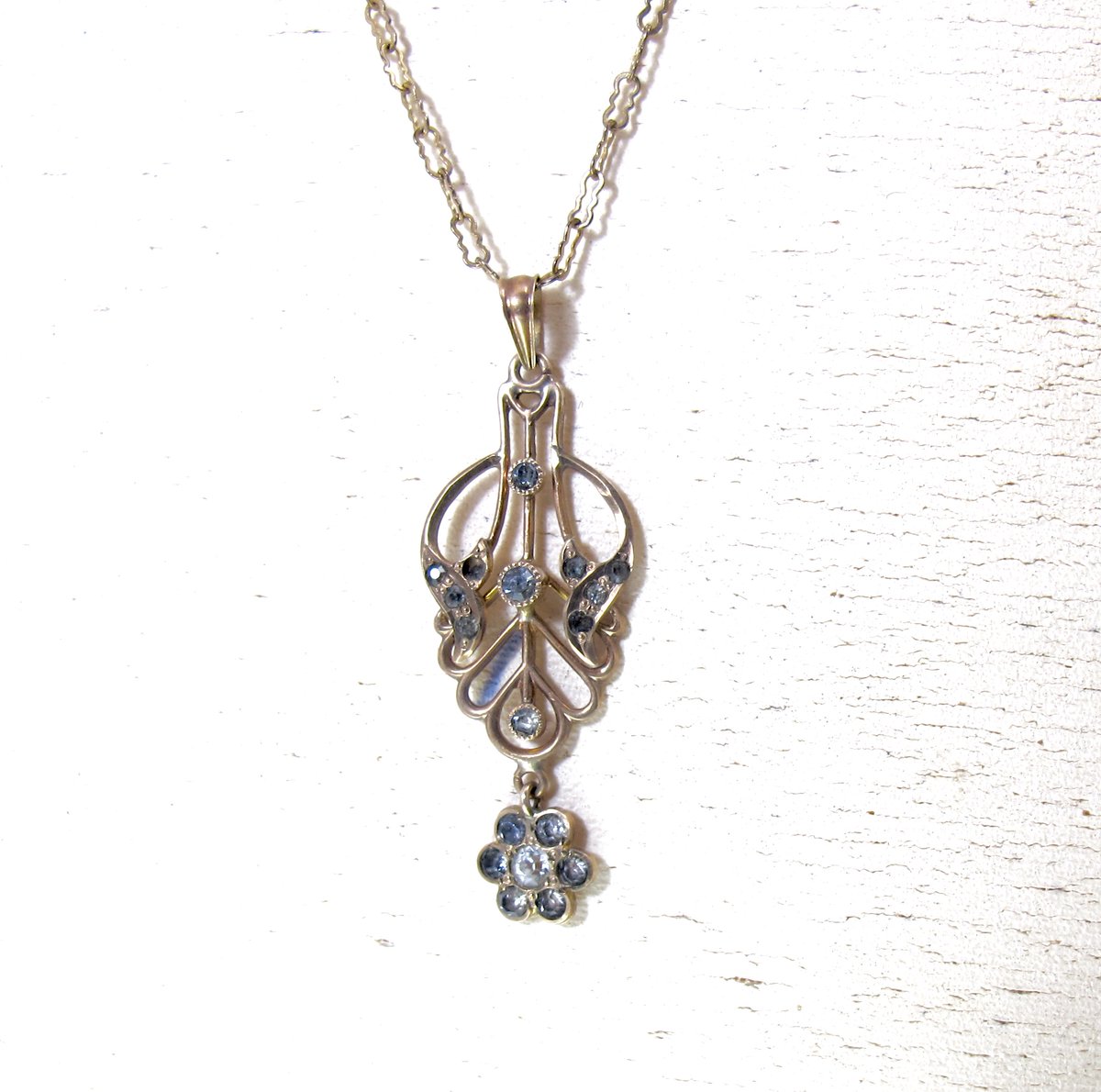 TonettesTreasur's tweet photo. https://t.co/TrR9v3gUBO #clearpastependant #diamondpaste #paperclipchain #antiquejewelry https://t.co/sE9VQd9Us5