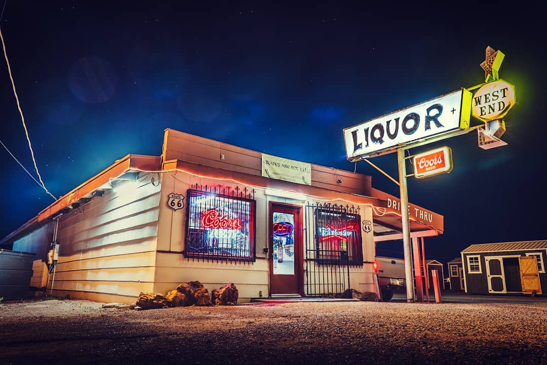 HallsworthHelen's tweet photo. #NightPhotography #NightImages #Route66 #Signs #USA #LiquorStore #HolbrookArizona #Holbrook https://t.co/nwVUe01BhN