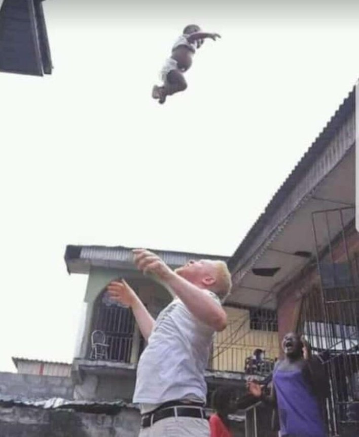 Cheyih_Viktah's tweet photo. I actually have no problem with throwing the baby up, but did you see who threw it up?..... Ewwwww 🚶🚶🚶 https://t.co/38sefPUmyj