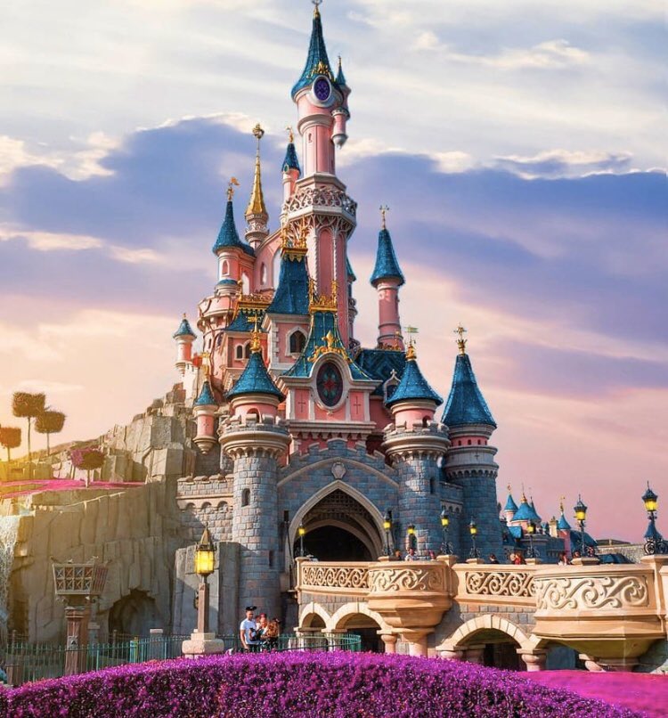 guilbert_lola's tweet photo. Oh my god je vais à disneyland pour les vacances de février c’est mon rêve je suis trop contente en plus j’y vais avec mes meilleurs amis 🥰❤️🏰 https://t.co/f4w4uCsUdH