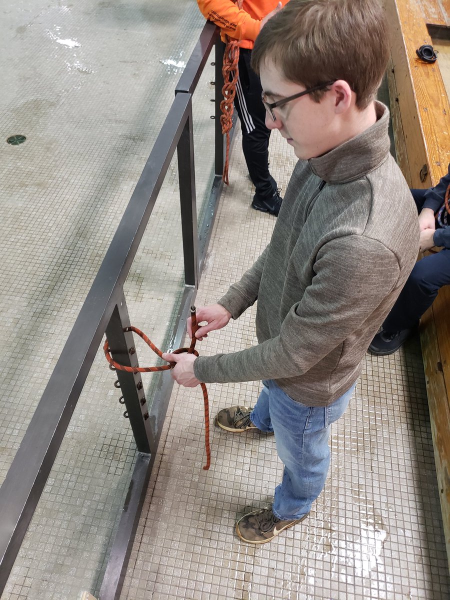 Scuba_D218's tweet photo. @ShepardAstros Advanced students learning to tie knots underwater for their search and rescue dive.
@D218PEHealthDE
#sheetbend
#doublehitch
#bowline https://t.co/vduZrgZGD3