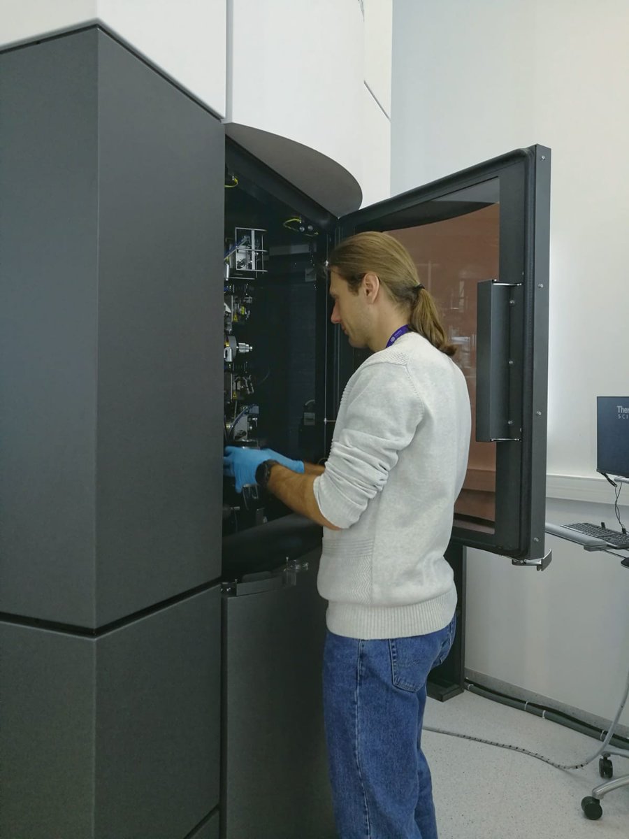 Precise work of our experienced user, dr Marcin Jaciuk, moving his #grids to autoloader and then loading samples to the #microscope. Fingers crossed for good #data collection!
#cryoEM #titankrios #structuralbiology #resolutionrevolution