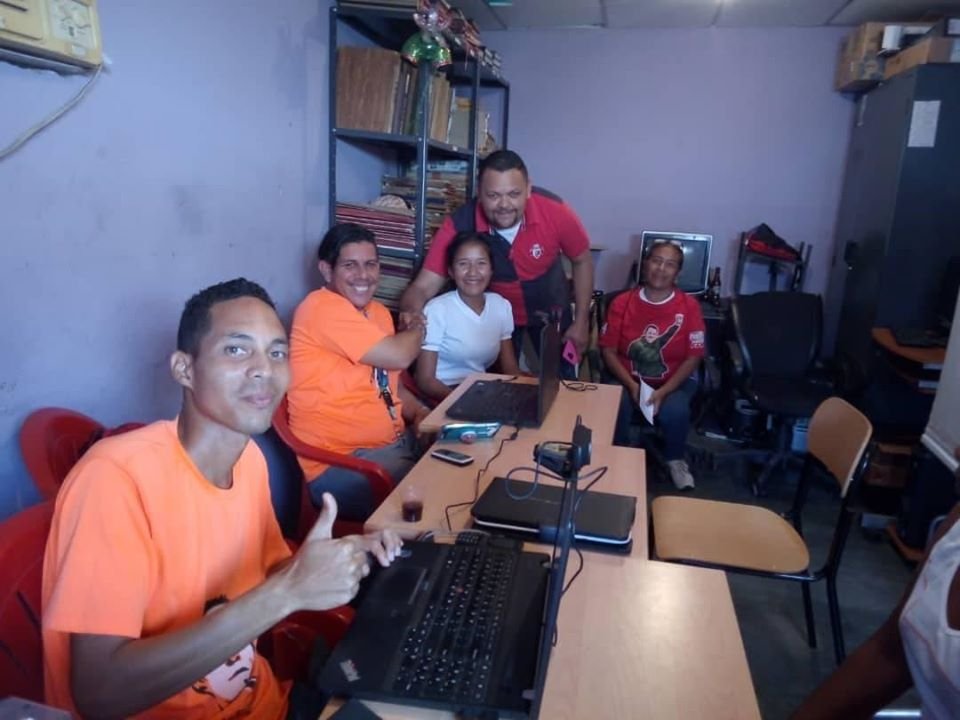 FfmMpMiranda's tweet photo. El alcalde Fosión Machado estuvo pendiente de cada detalle en la segunda jornada que hubo para la carnetización del Psuv https://t.co/PKzsYwrxZG