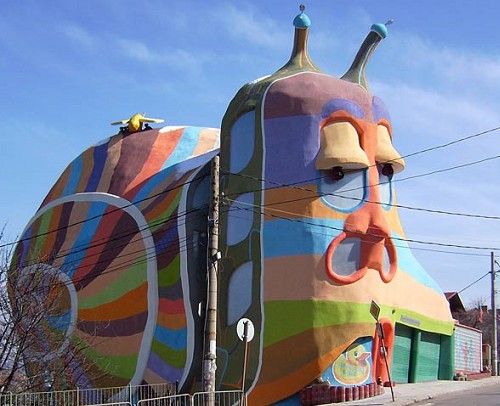In deze kleurrijke slak wonen echt mensen! 🐌 
Lijkt het je wat, zo´n huis? 🏡

#EchtWaar #Sofia #Bulgarije