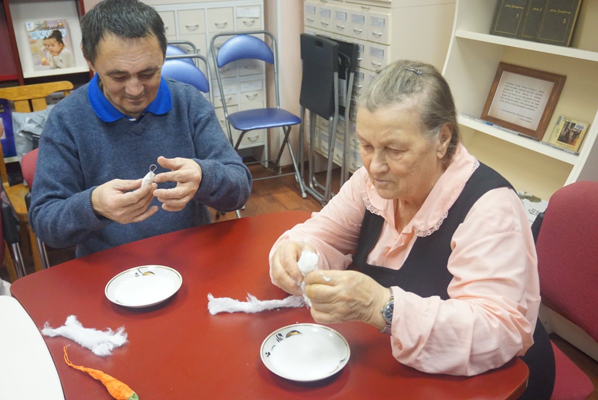 spblfb's tweet photo. Today with our patrons we made cottonwool x-mas baubles just like our grandparents used to do. Do you still have Christmas mood? (We do 😉)

#tactile #carrot #Christmasmood https://t.co/dfvJGXsCuy