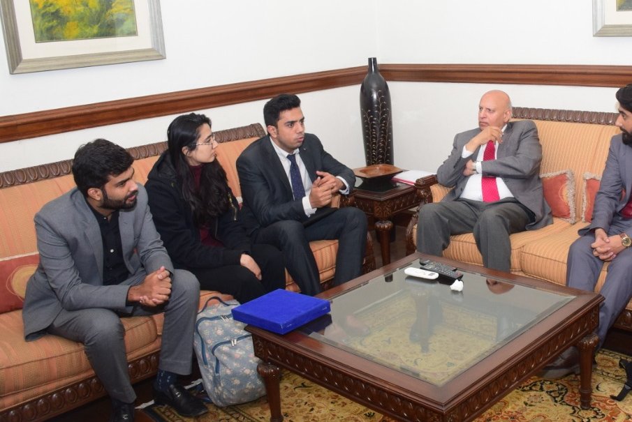 applykro_pk's tweet photo. Team https://t.co/q5gnRwJoy6 had a wonderful meeting with Governor Punjab HE appreciated the idea and was happy to know that GC University Lahore provided opportunity to young entrepreneur   @zaidia @gcuniversitylhr @TeamSarwar https://t.co/ZrbJ3xe6sf