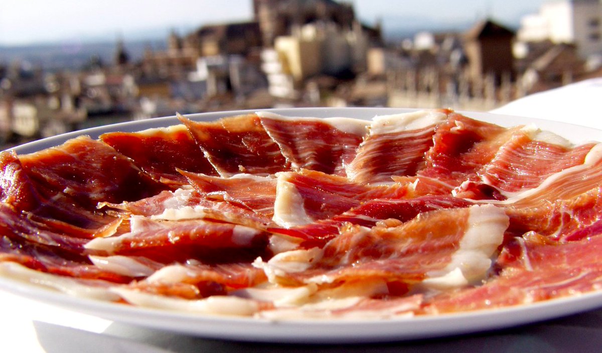 Brrr .... it's so cold outside! ❄️ Today we are taking you to a sunny city in Spain! 🌞🇪🇸 

Can you guess where?

#TravelTuesday #Spain #SpanishFood