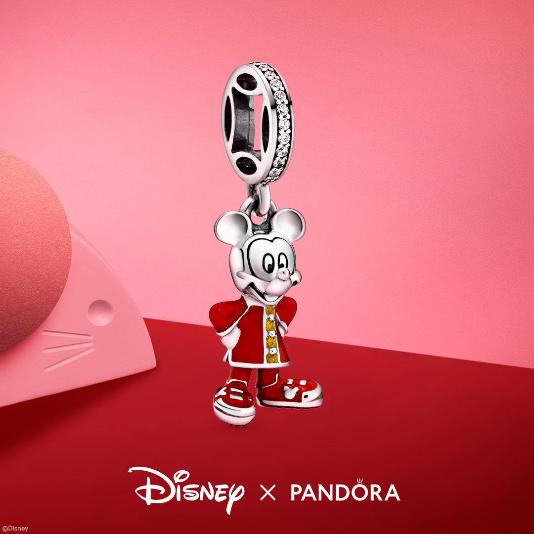 PandoraQuebec's tweet photo. 🏮Votre boutique #Pandora vous offre de débuter l’année du rat avec votre propre porte-bonheur #DisneyxPandora! Minnie et Mickey y sont les invités d’honneur, vêtus de leur qipao! Une édition limitée! 🏮 #NouvelAnLunaire #ChineseNewYear #Rat #Charms #JaimePandora #PandoraQc https://t.co/qEWkwcVcCj