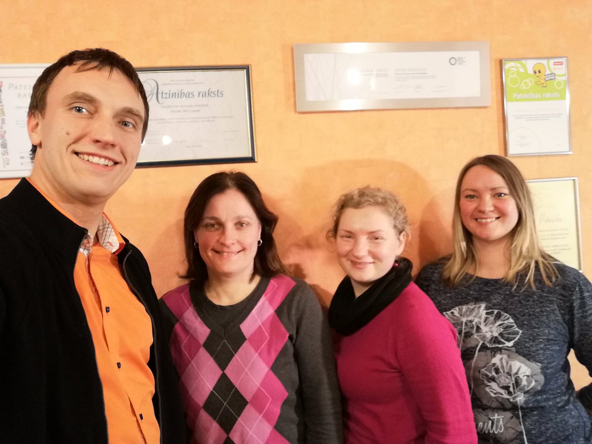 Iepazīstieties - Valmieras novada fondam ir jauna vadītāja Patricija Siliņa! Šodien VNF komanda birojā kārtīgi iepazinās un pārrunāja tuvākos plānus.
Fotomirklis (no kreisās): līdzšinējais vadītājs Ansis, jaunā vadītāja Patricija, projektu koordinatore Gundega, finansiste Gunita.
