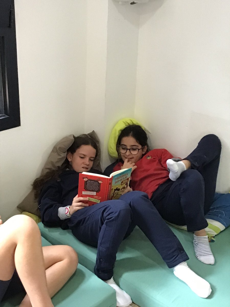 BibliobrainsLP's tweet image. Segunda semana de lectura en @Colegio_Brains Las Palmas. Los alumnos de quinto en un "acalorado" debate, intentaban adivinar quienes eran los culpables de la desaparición de "Troya"