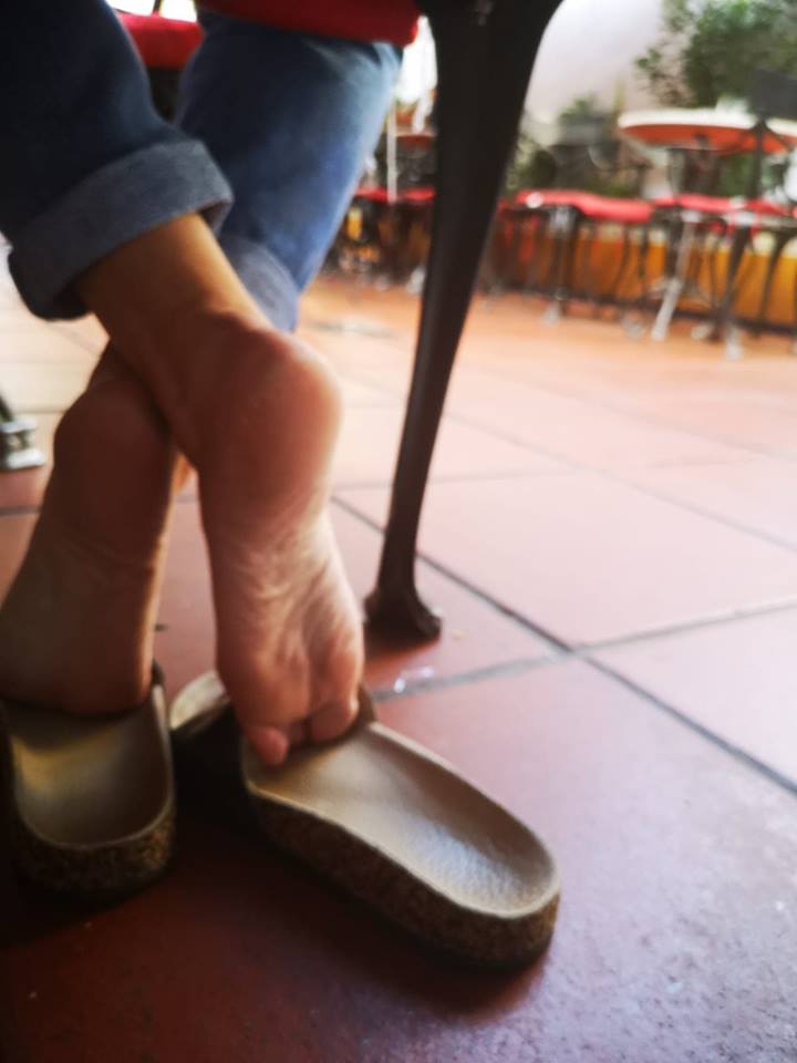 descalza bajo la silla (@dede2100) on Twitter photo 