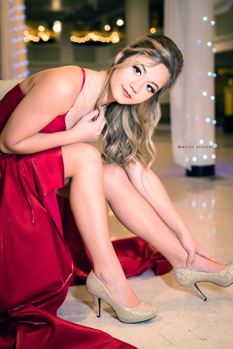 This girl needs a modeling contract like yesterday.  Absolutely stunning, Julia!! 💥💥💥
Dress:  Celebrate QC
#moxiedesign #quadcitiesseniorphotography #classof2020
