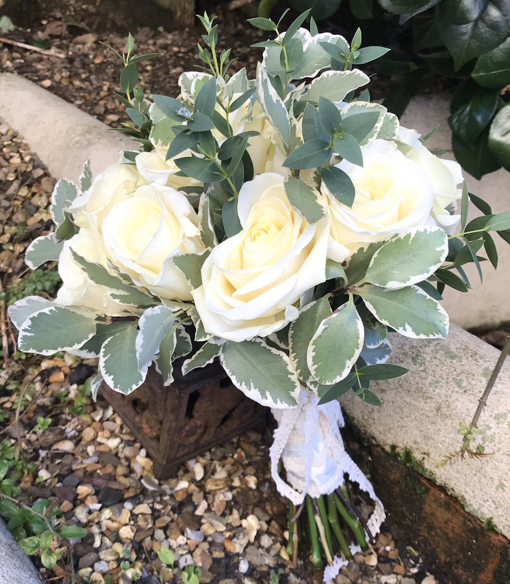 MelisxHoneybee's tweet photo. What a beautiful day for a wedding @TreeTopEscape π #weddingday #weddinghour #ivoryroses #bridalbouquet https://t.co/cShhWelEhc