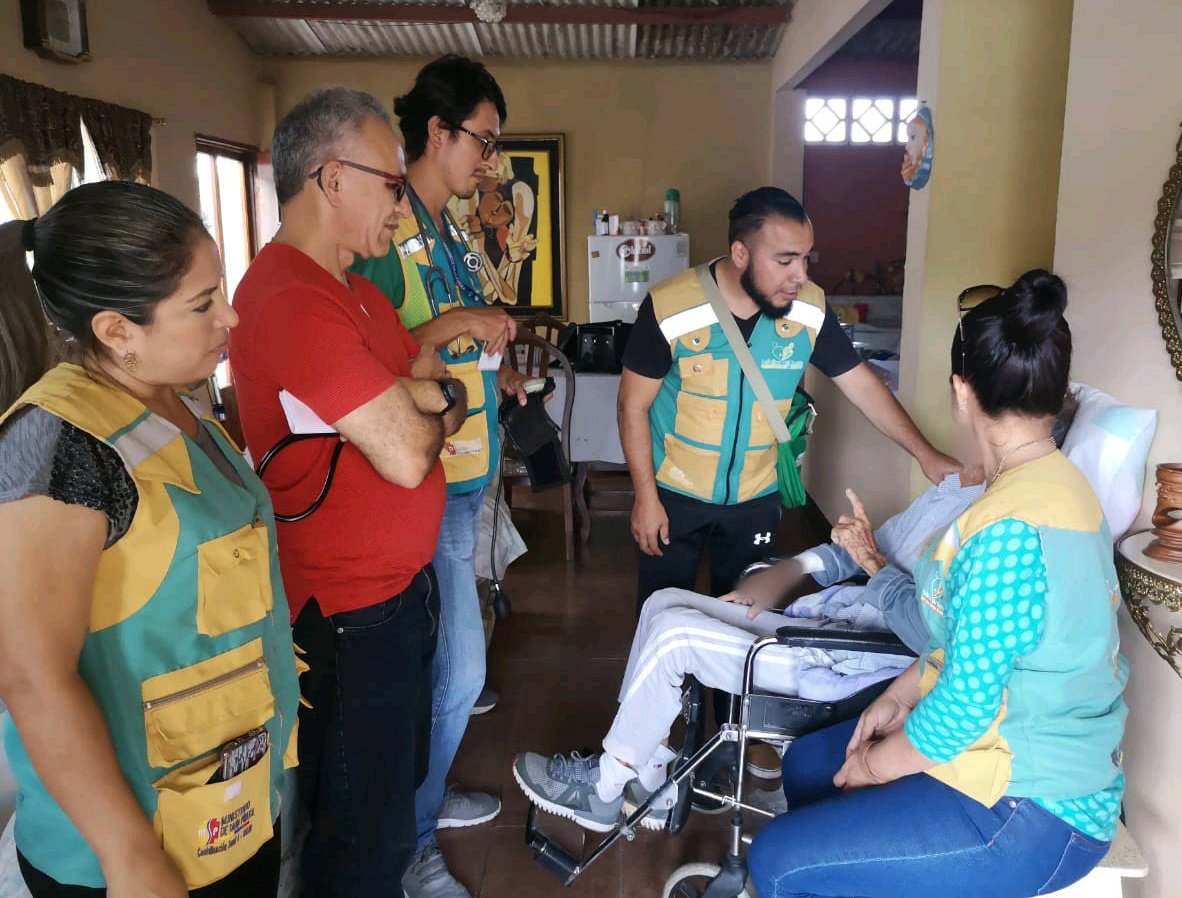 DPS_LosRios's tweet photo. En #Galápagos el #MédicoDelBarrio y su equipo integral de salud brinda seguimiento a paciente en recuperación luego de haber recibido alta hospitalaria para garantizar el cuidado integral en su domicilio. Se acerca los servicios de salud a la comunidad. #SaludParaTodos https://t.co/OvC3EAyLIj