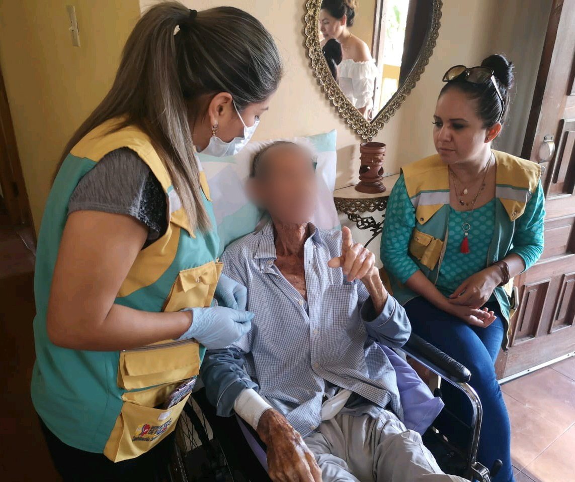 DPS_LosRios's tweet photo. En #Galápagos el #MédicoDelBarrio y su equipo integral de salud brinda seguimiento a paciente en recuperación luego de haber recibido alta hospitalaria para garantizar el cuidado integral en su domicilio. Se acerca los servicios de salud a la comunidad. #SaludParaTodos https://t.co/OvC3EAyLIj