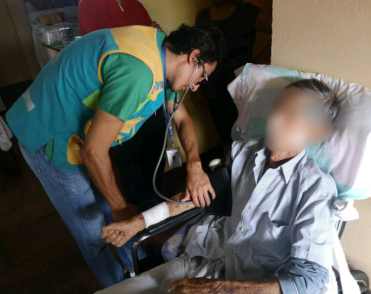 DPS_LosRios's tweet photo. En #Galápagos el #MédicoDelBarrio y su equipo integral de salud brinda seguimiento a paciente en recuperación luego de haber recibido alta hospitalaria para garantizar el cuidado integral en su domicilio. Se acerca los servicios de salud a la comunidad. #SaludParaTodos https://t.co/OvC3EAyLIj