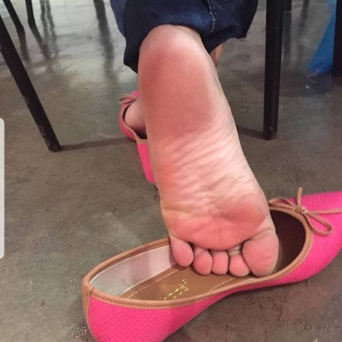 descalza bajo la silla (@dede2100) on Twitter photo 