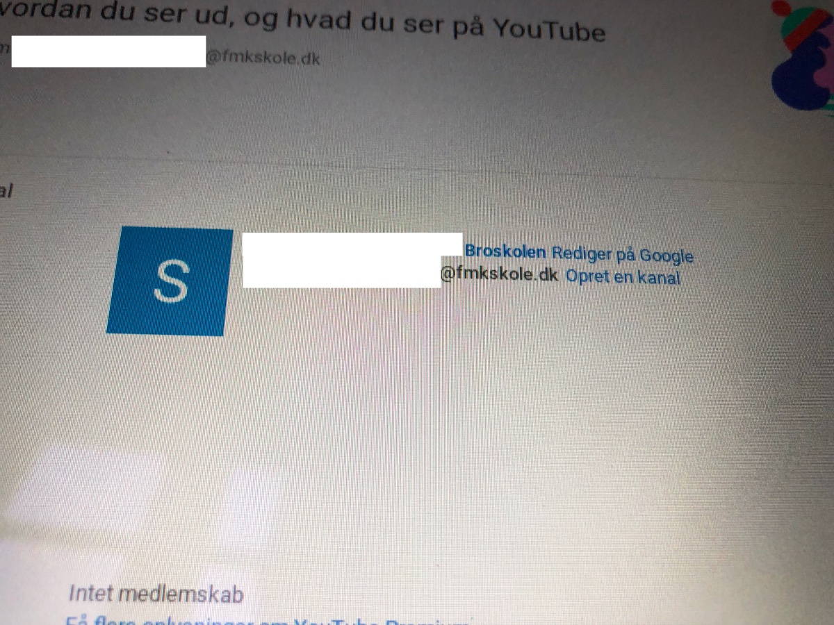per_sl's tweet photo. @tomgislev @goldbacholsen @CphD @Jakobsorgenfri @politiken Men jeg tog dette billede dengang hun fik computeren. Undrede mig over at hun kunne oprette en YouTube kanal. https://t.co/sAhvoYkwYP
