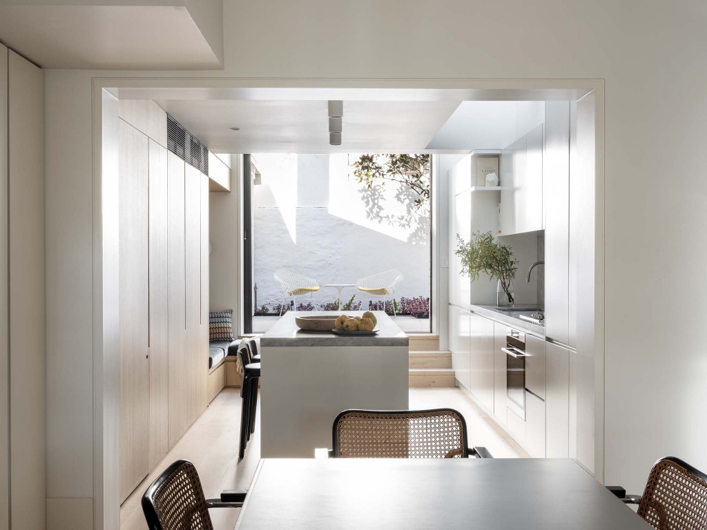 Narrow Escape: Thoughtful Storage and Design in an Architect’s Small Home remodelista.com/posts/paddingt…