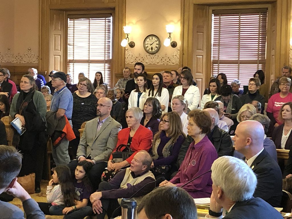 PilarPedrazaTV's tweet photo. It’s standing room only at the joint House/Senate hearing on the proposed Constitutional Amendment on Abortion. This is the biggest crowd I’ve ever seen for any hearing I’ve attended at the statehouse. #kakenews #ksleg #abortion #abortionamendment https://t.co/YPWPghKPst