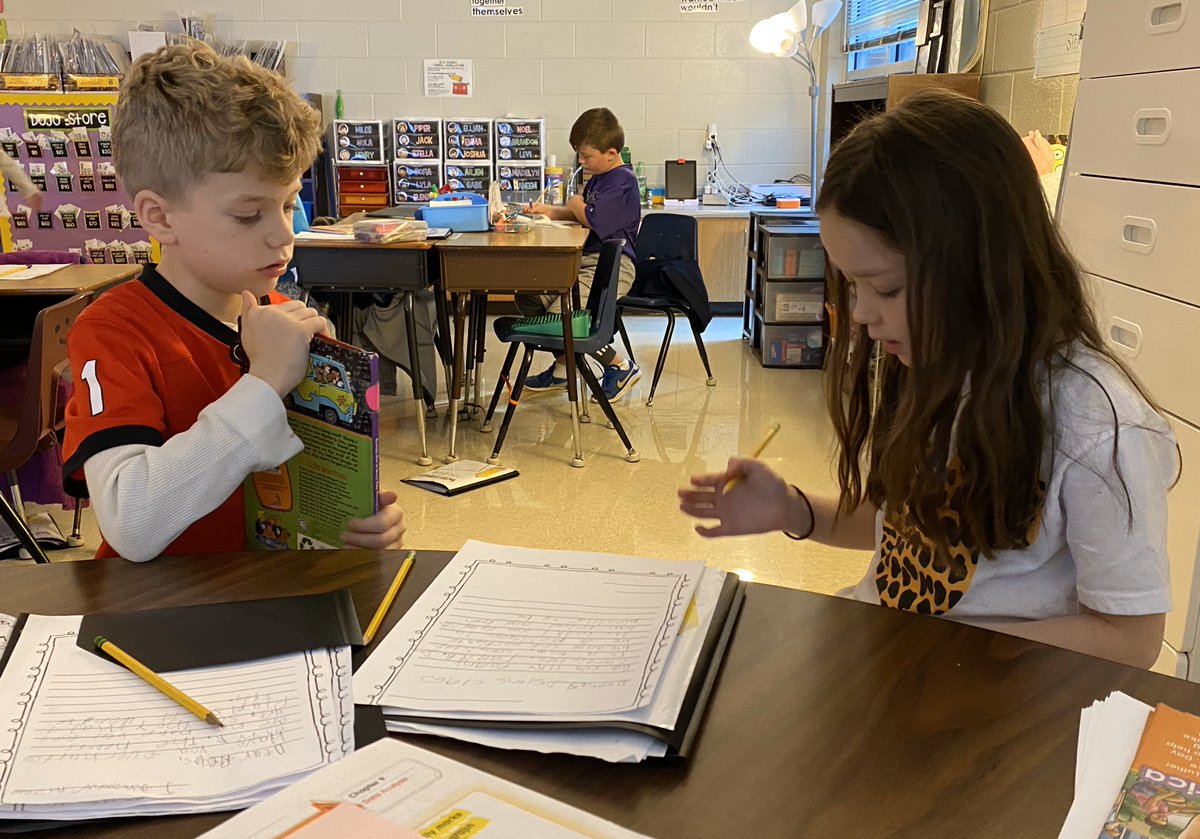 MrsLeguizamon's tweet photo. Love how these two are discussing what their chapter titles are and how they can use them to form opinions of their text and write about it! #fordadventures #fordes #unitsofstudy @FordEScobb https://t.co/2QEDRV9hSl