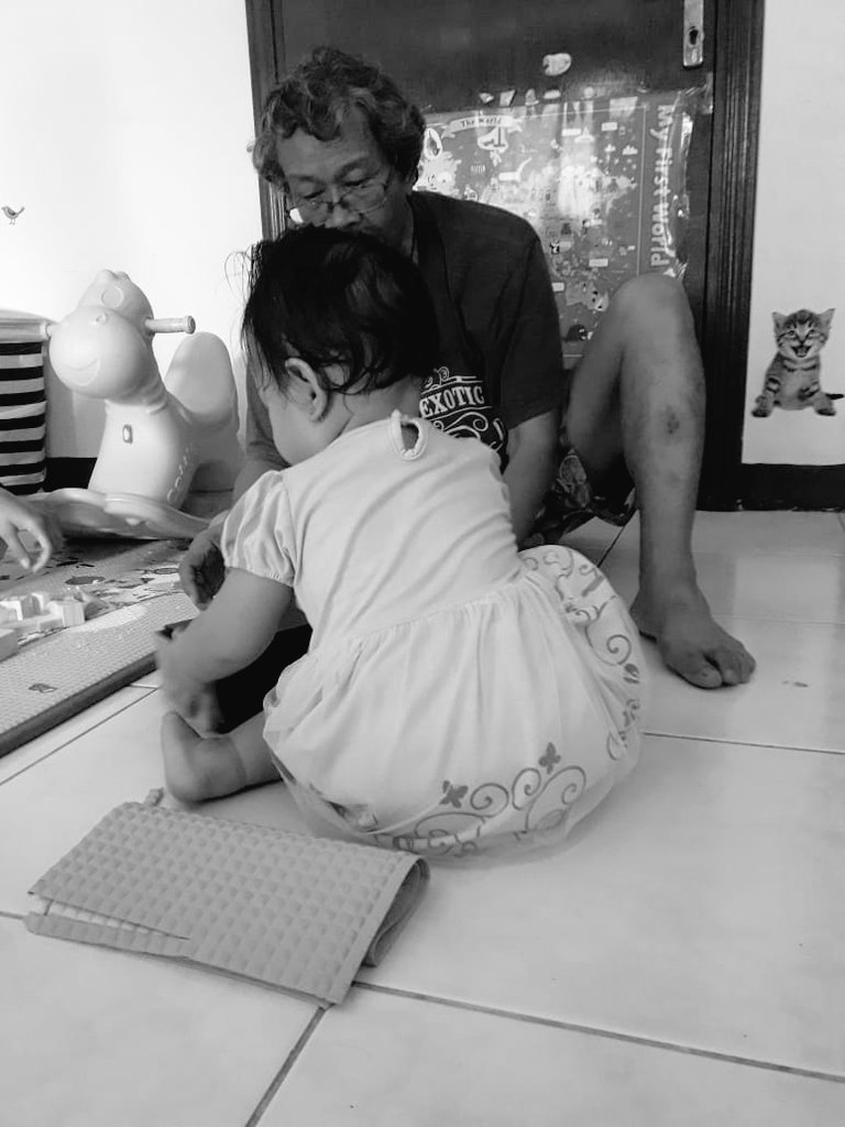 gitagurita1107's tweet photo. yg nempel terossss sama opa nya kemana" yg dipanggilin opa opa opaaaaaa mulu hihihi ❤️ https://t.co/iV40bIVoX9