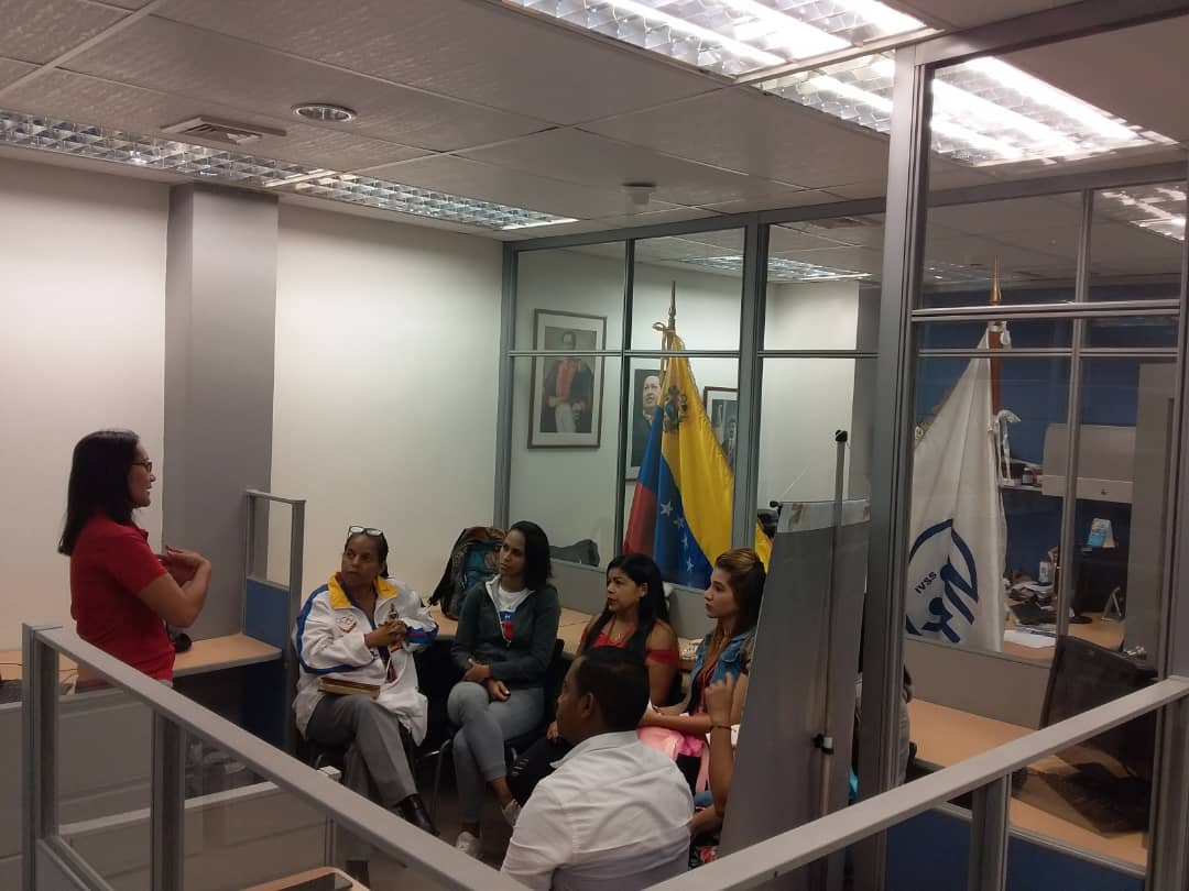 OAVallesdelTuy1's tweet photo. #21Ener OA Valles del Tuy impartiendo inducción de Afiliación para los representantes de la Contraloría y Consejo del Municipio Tomás Lander @magallyvina @DgapdIvss @ooaaivss @ivssoficial @IVSS_Oficial https://t.co/aMGIMg1aVL