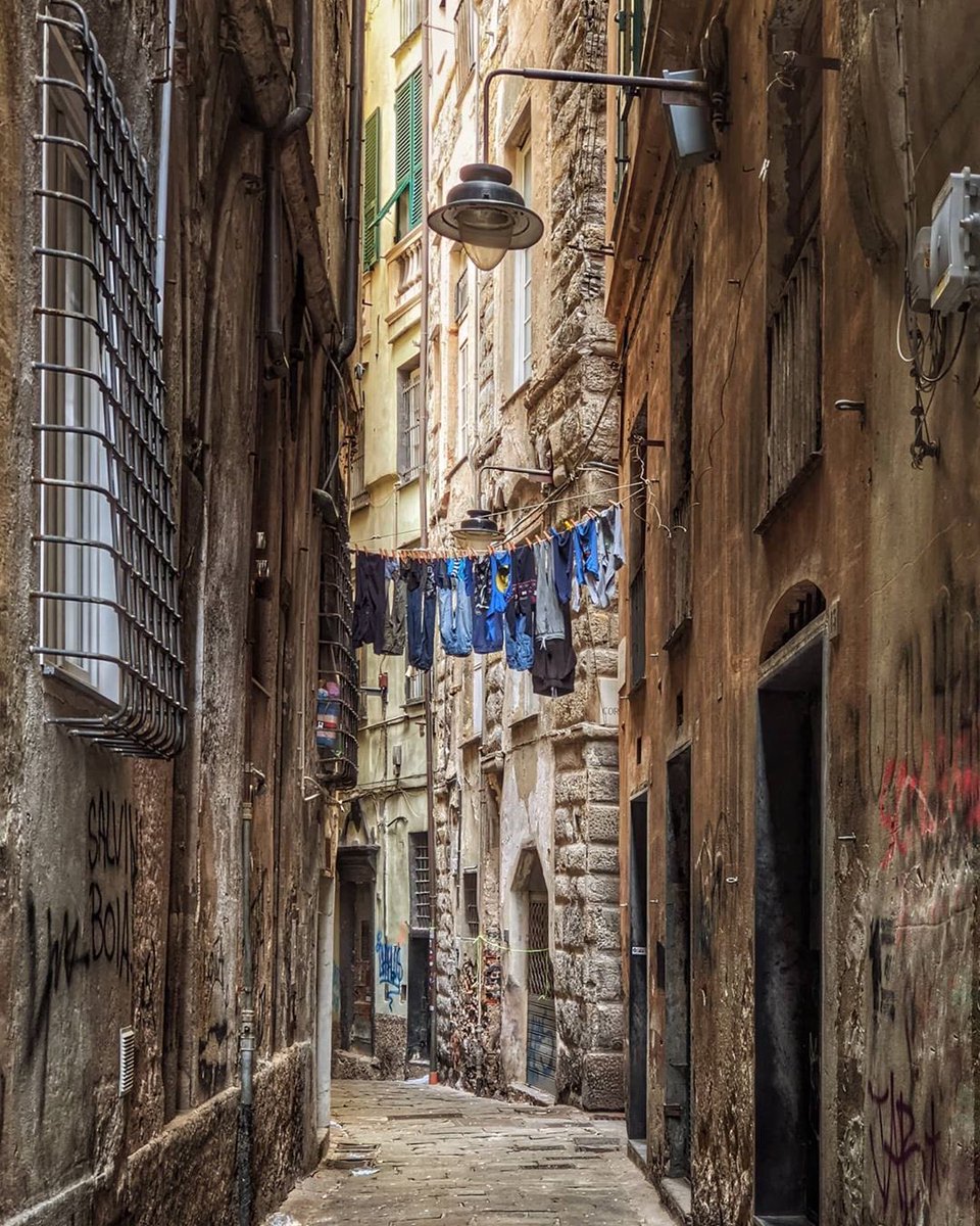 Umbre de muri, muri de mainé
Dunde ne vegnì duve l'è ch'ané
Da 'n scitu duve a l'ûn-a a se mustra nûa
E a neutte a n'à puntou u cutellu ä gua
........................................................
🔸Photo by: <a href="/massimostra/">massimo stramazzo</a>
🔸Location:  #Genova