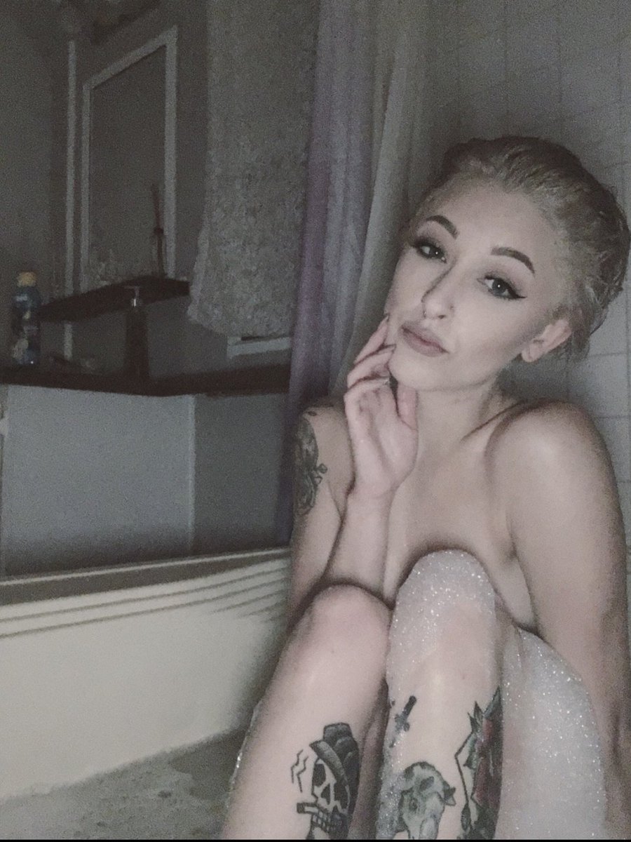 MzkMiss's tweet photo. Goodmorning #retweet #goodmorning #bubblebath #FolloMe #follo4folloback #follo4follo #cumprincess #submissive #BDSM https://t.co/BWu1wIa5LV