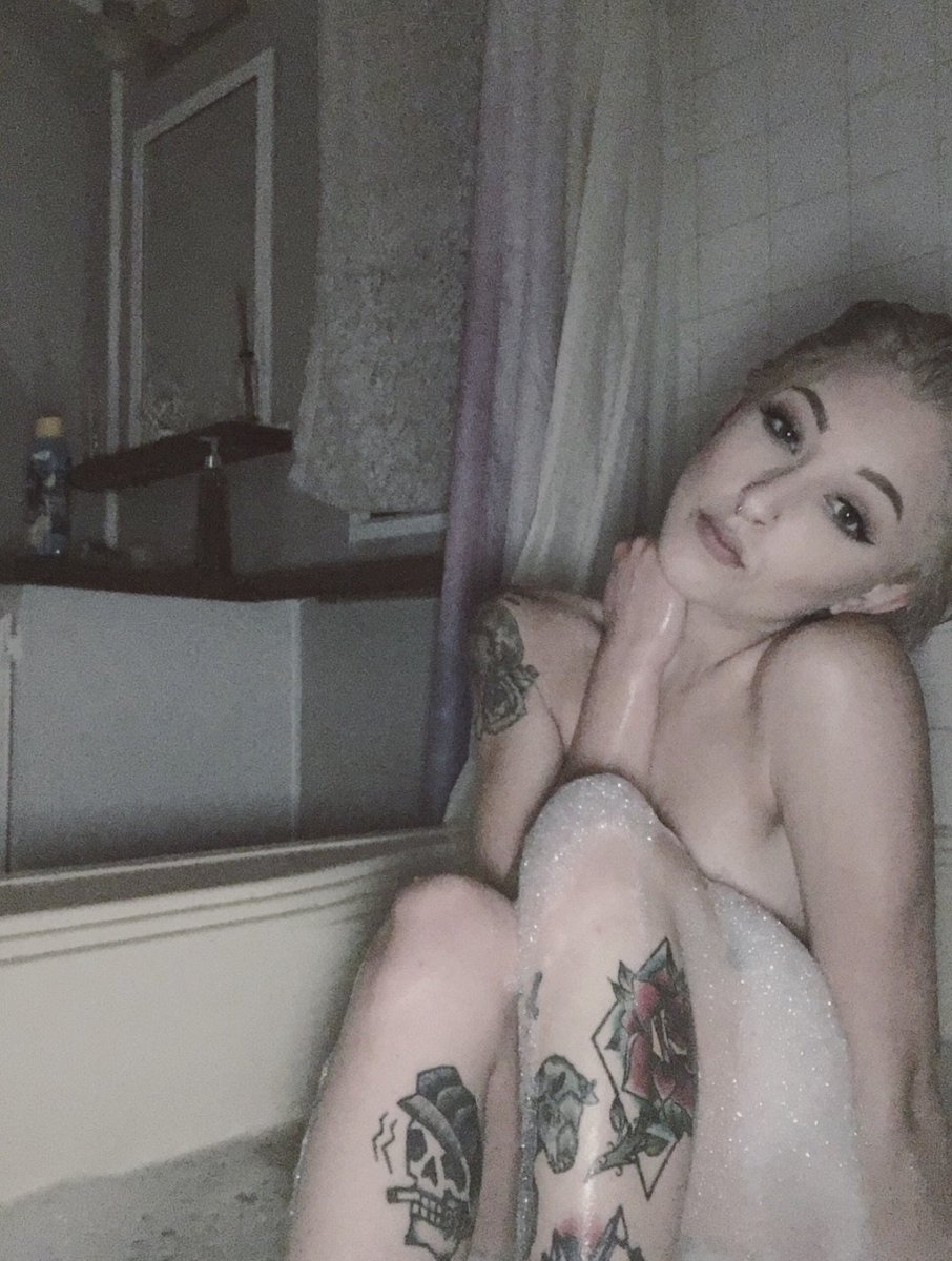 MzkMiss's tweet photo. Goodmorning #retweet #goodmorning #bubblebath #FolloMe #follo4folloback #follo4follo #cumprincess #submissive #BDSM https://t.co/BWu1wIa5LV