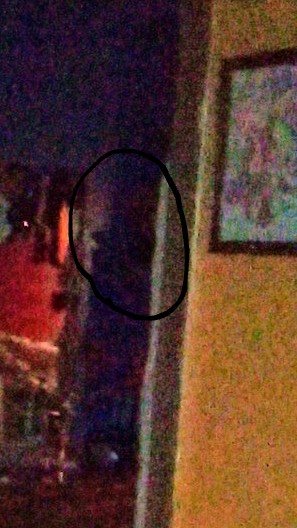 Kinda creepy if ya zoom and look hard you see it's hands