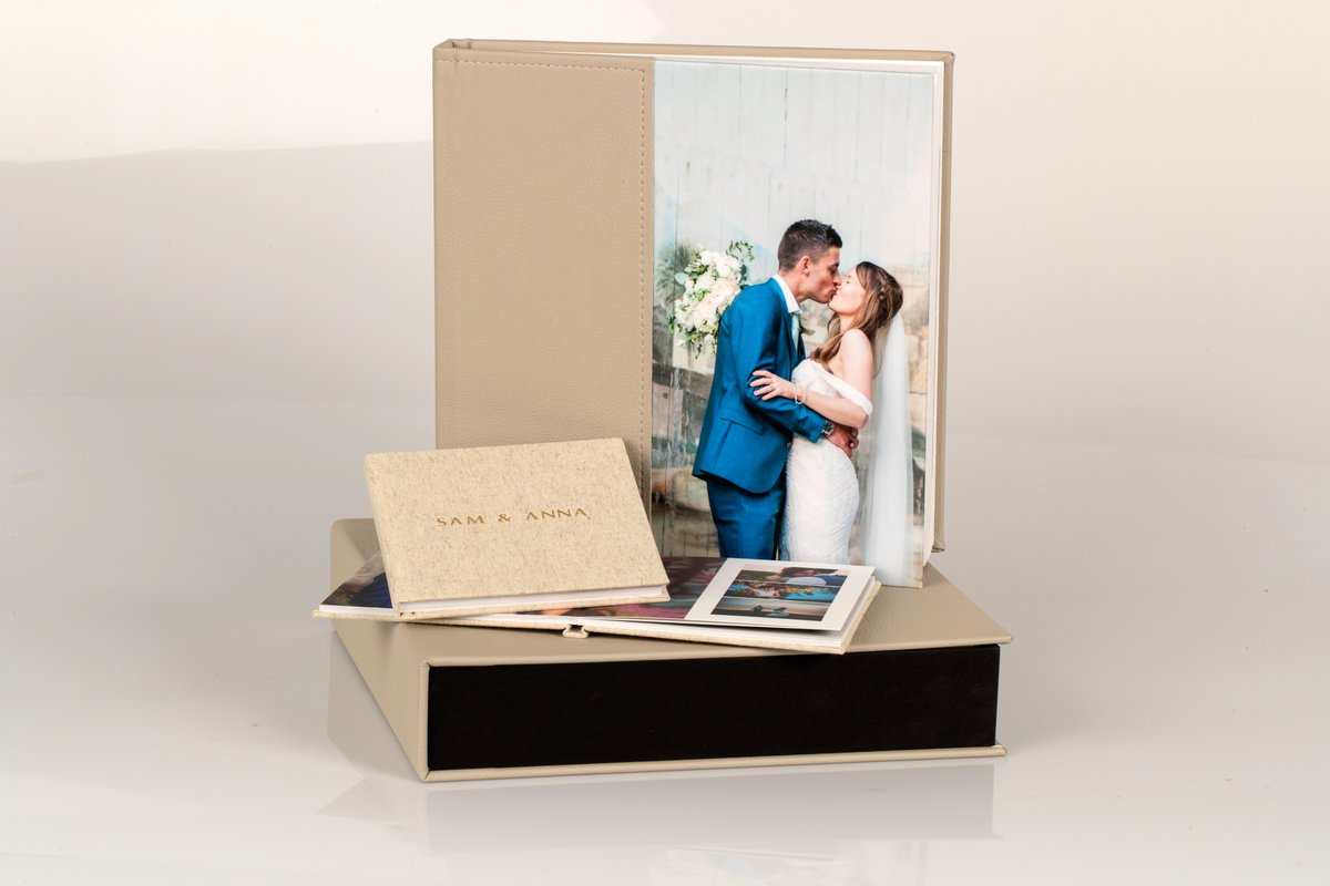Onze nieuwste blog al gelezen?! Alle verschillen tussen onze online en offline software op een rijtje, én de verschillen tussen normale en premium fotoalbums. Lees snel verder via: profotonet.nl/blog/kieswijze… #fotoalbum #omdatjefotoshetwaardzijn #profotonet